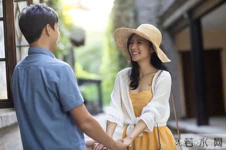 女人想和你“暧昧”，往往不会直说，而是用这4个“信号”暗示你