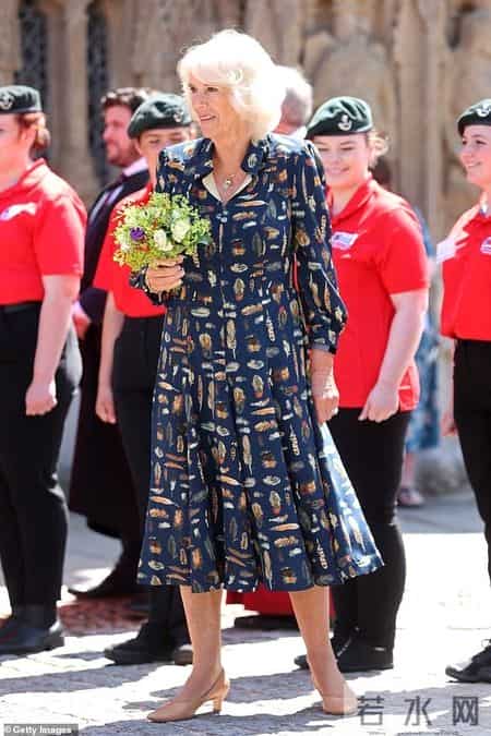 不得不说，卡米拉王后越来越会穿了，身姿挺拔尽显贵气感