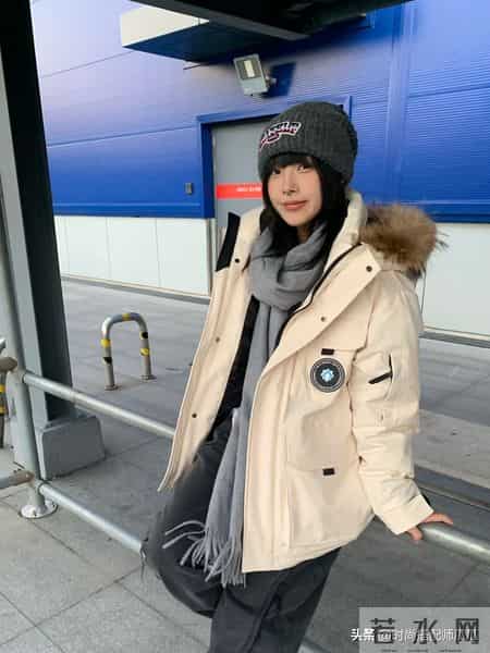 难怪年轻人都不穿大鹅、北面了，这3大品牌羽绒服，平价又时髦