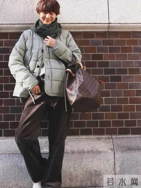 富冈佳子“裤子”穿搭方法遮肉显瘦，搭配这几件上衣，简约干练